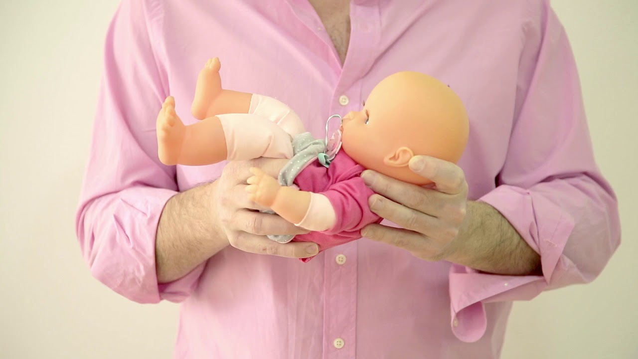 bebe arquea la espalda hacia atras al dormir