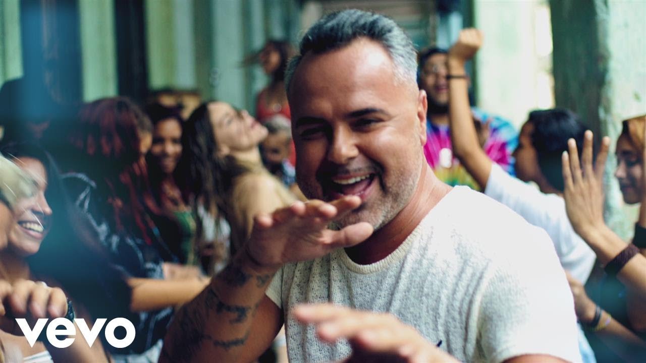 ella quiere bailar sola dejar lo malo atras