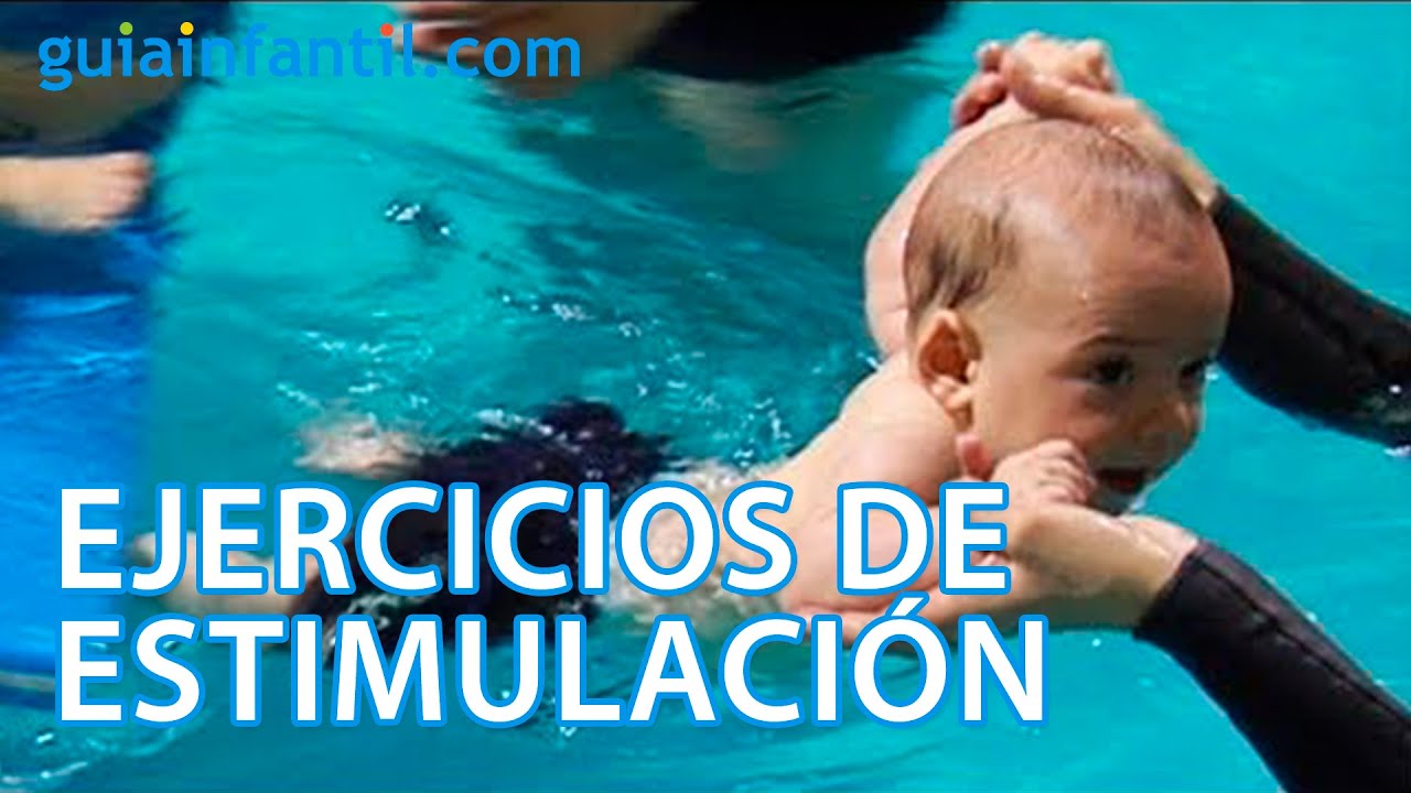 como sumergir a un bebe en el agua