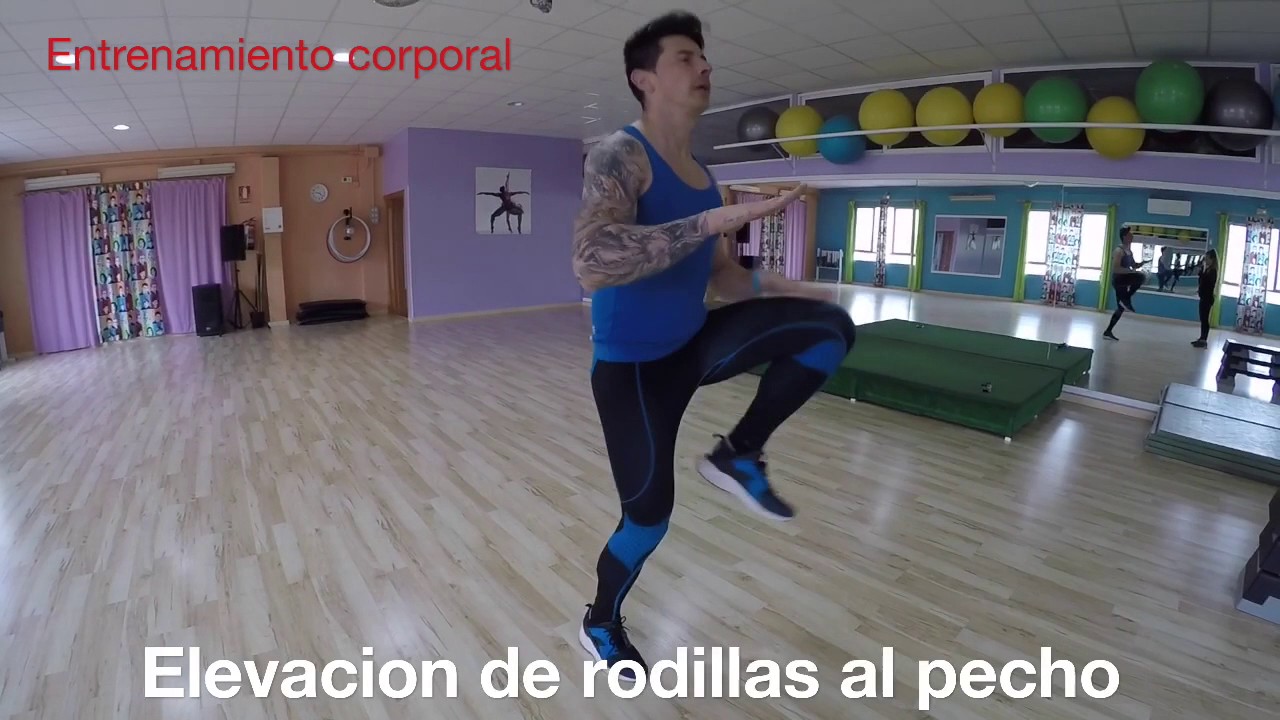 elevaciones de rodillas hasta el pecho