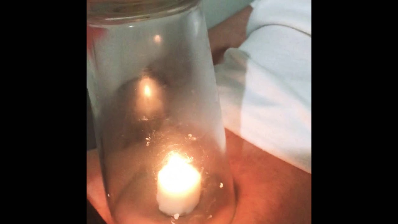 vela y vaso en la espalda